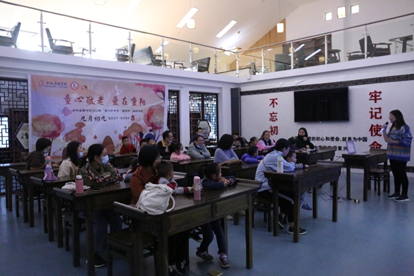 童心敬老 愛在重陽. 用切實的行動、溫暖的語言傳遞對長輩的敬愛.JPG