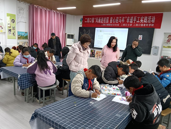 鳳畫(huà)進(jìn)校園 童心迎馬年——二郎口鎮(zhèn)非遺手工實(shí)踐活動(dòng)圓滿(mǎn)落幕